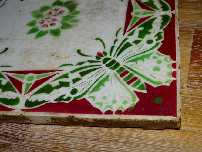 -JOLI ANCIEN CARREAU CERAMIQUE SANS MARQUE APPARENTE A DECOR DE PAPILLONS   D