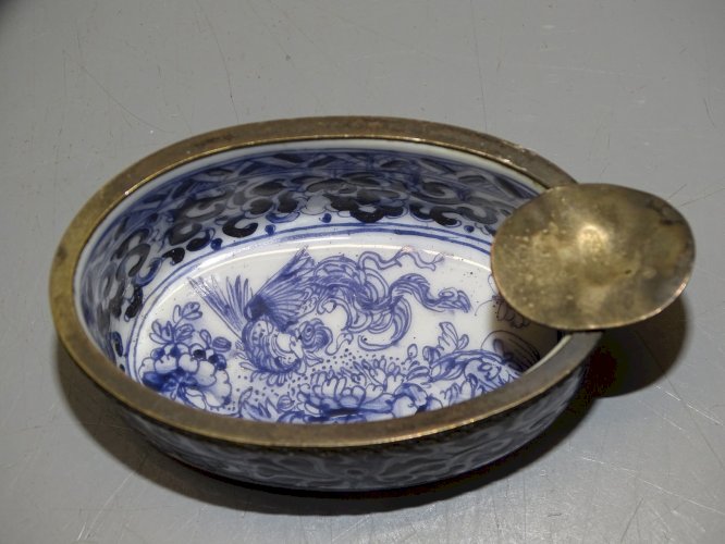 -JOLI ANCIEN CENDRIER INDIVIDUEL PORCELAINE A DECOR PEINT AU FOND COQ DRAGON   D