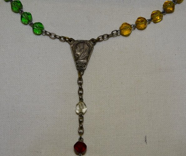 -JOLI ANCIEN CHAPELET CROIX METAL ARGENTE PERLES VERRE 5 COULEURS RELIGION    D