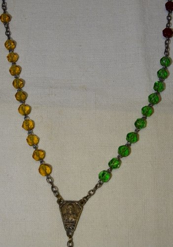 -JOLI ANCIEN CHAPELET CROIX METAL ARGENTE PERLES VERRE 5 COULEURS RELIGION    D