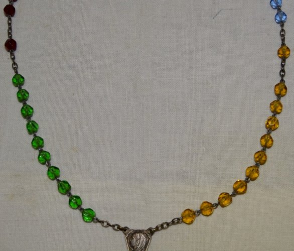 -JOLI ANCIEN CHAPELET CROIX METAL ARGENTE PERLES VERRE 5 COULEURS RELIGION    D