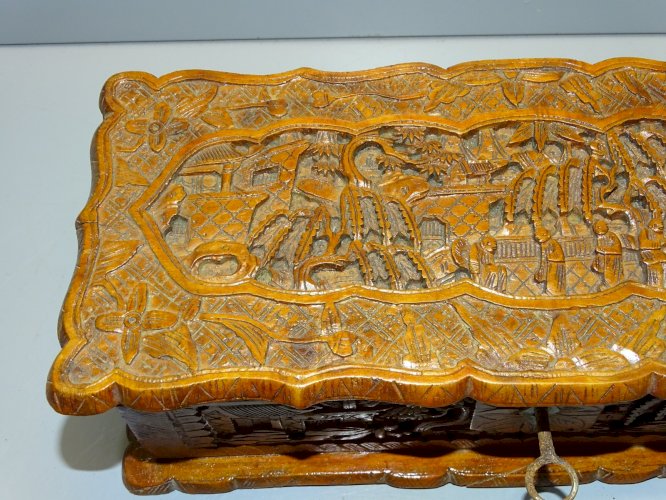 -JOLI ANCIEN COFFRET BOITE A GANTS BOIS ASIE SCUPLTE AVEC SA Clé déco      D