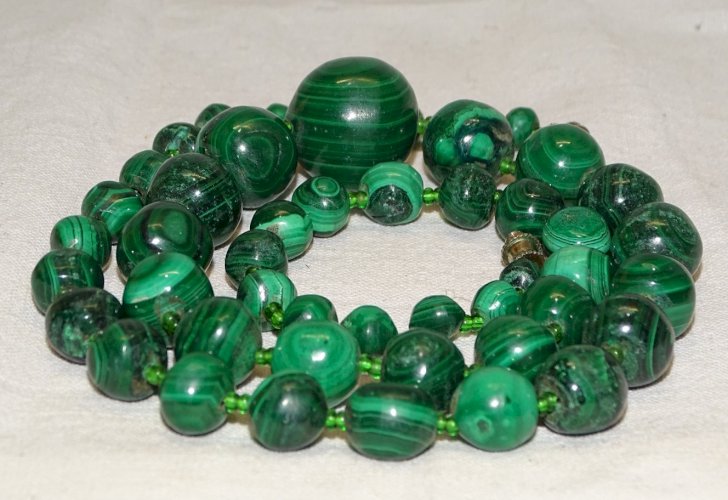 -JOLI ANCIEN COLLIER BOULES MALACHITE BIJOU ANCIEN BIJOUX COLLECTION VITRINE