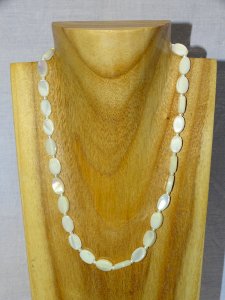 -JOLI ANCIEN COLLIER PERLES PLATES en NACRE et PETITES PERLES COLLECTION BIJOU D