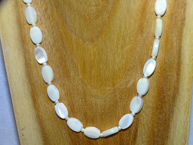 -JOLI ANCIEN COLLIER PERLES PLATES en NACRE et PETITES PERLES COLLECTION BIJOU D