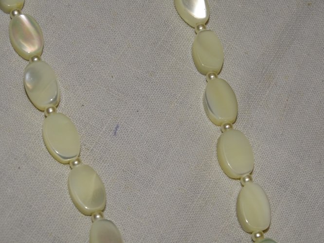 -JOLI ANCIEN COLLIER PERLES PLATES en NACRE et PETITES PERLES COLLECTION BIJOU D