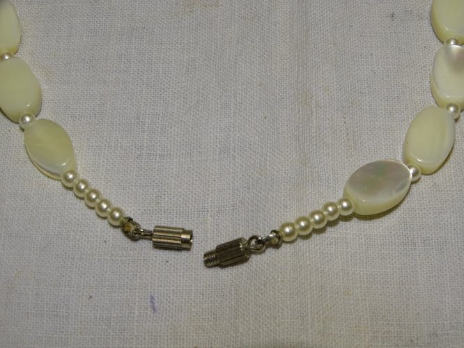 -JOLI ANCIEN COLLIER PERLES PLATES en NACRE et PETITES PERLES COLLECTION BIJOU D