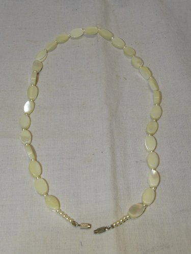 -JOLI ANCIEN COLLIER PERLES PLATES en NACRE et PETITES PERLES COLLECTION BIJOU D