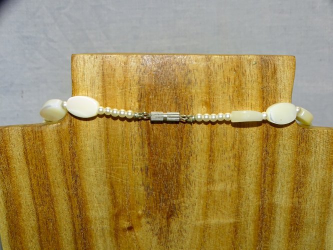 -JOLI ANCIEN COLLIER PERLES PLATES en NACRE et PETITES PERLES COLLECTION BIJOU D