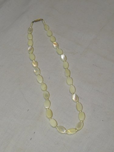 -JOLI ANCIEN COLLIER PERLES PLATES en NACRE et PETITES PERLES COLLECTION BIJOU D