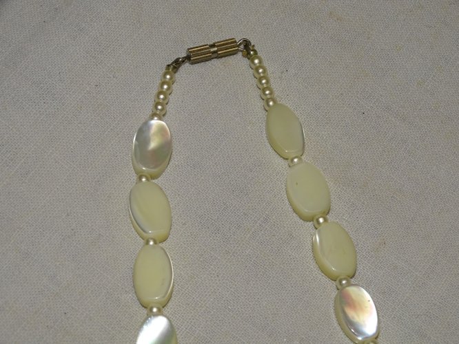 -JOLI ANCIEN COLLIER PERLES PLATES en NACRE et PETITES PERLES COLLECTION BIJOU D