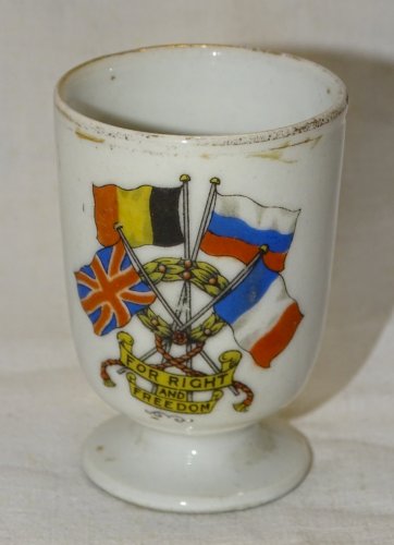 -JOLI ANCIEN COQUETIER PORCELAINE FOR RIGHT AND FREEDOM 4 DRAPEAUX WW1 VITRINE D