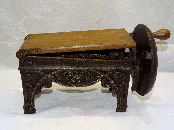 -JOLI ANCIEN COUPE TABAC EN FONTE DEBUT XXe 1900 COLLECTION OBJET DU FUMEUR   D