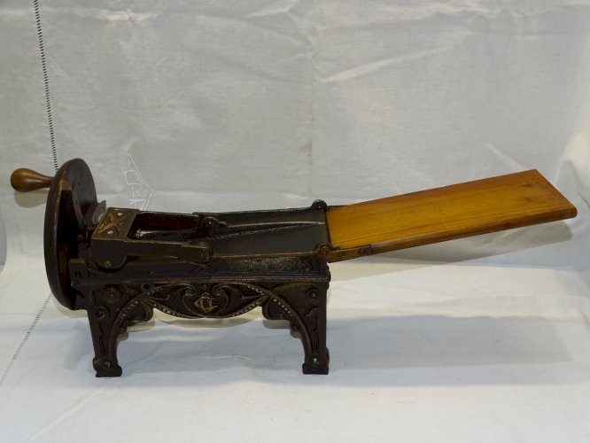 -JOLI ANCIEN COUPE TABAC EN FONTE DEBUT XXe 1900 COLLECTION OBJET DU FUMEUR   D