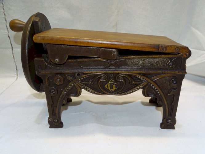 -JOLI ANCIEN COUPE TABAC EN FONTE DEBUT XXe 1900 COLLECTION OBJET DU FUMEUR   D