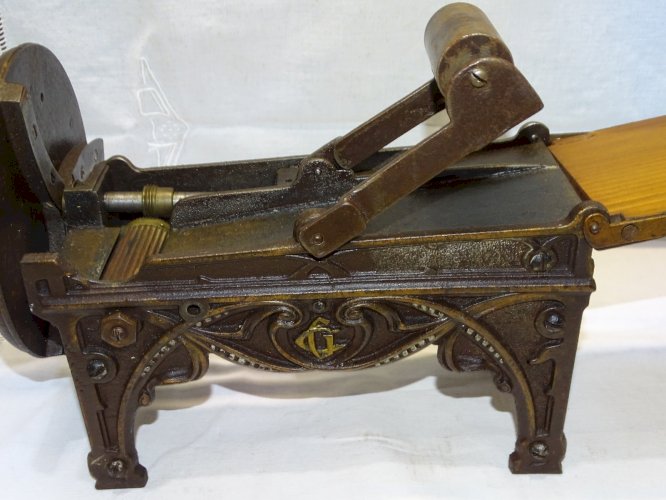 -JOLI ANCIEN COUPE TABAC EN FONTE DEBUT XXe 1900 COLLECTION OBJET DU FUMEUR   D