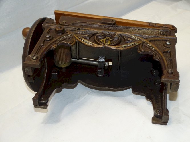 -JOLI ANCIEN COUPE TABAC EN FONTE DEBUT XXe 1900 COLLECTION OBJET DU FUMEUR   D