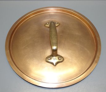 -JOLI ANCIEN COUVERCLE CUIVRE POIGNEE BRONZE Gravé 26 COLLECTION DECO CUISINE  D