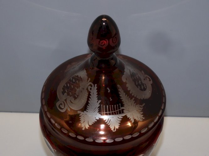 -JOLI ANCIEN DRAGEOIR POT COUVERT CRISTAL  BOHÊME ROUGE décor de CERF   D