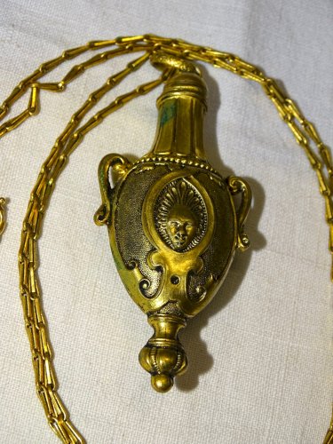 -JOLI ANCIEN FLACON A PARFUM VINAIGRETTE PENDENTIF Doré COLLECTION VITRINE   D