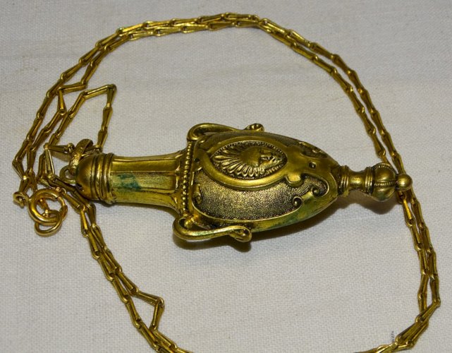 -JOLI ANCIEN FLACON A PARFUM VINAIGRETTE PENDENTIF Doré COLLECTION VITRINE   D