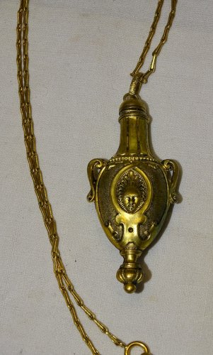 -JOLI ANCIEN FLACON A PARFUM VINAIGRETTE PENDENTIF Doré COLLECTION VITRINE   D