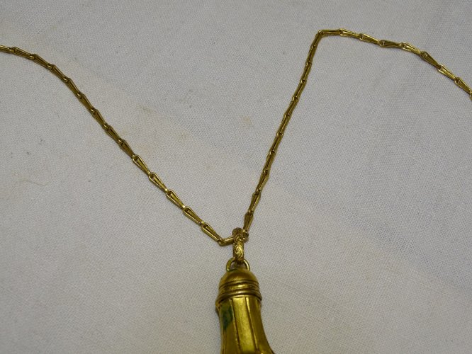 -JOLI ANCIEN FLACON A PARFUM VINAIGRETTE PENDENTIF Doré COLLECTION VITRINE   D