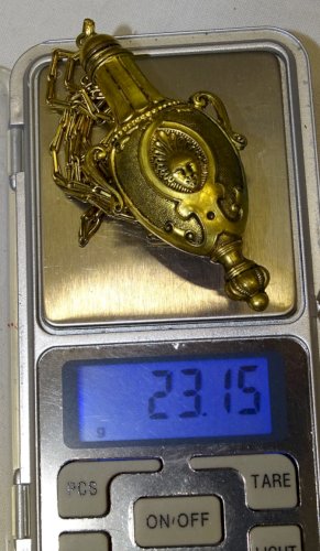 -JOLI ANCIEN FLACON A PARFUM VINAIGRETTE PENDENTIF Doré COLLECTION VITRINE   D