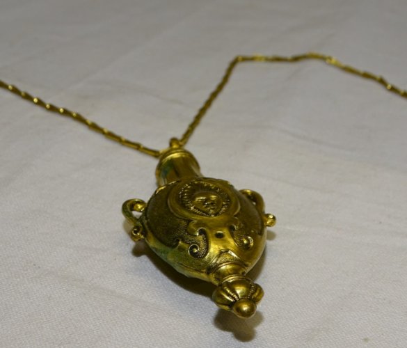 -JOLI ANCIEN FLACON A PARFUM VINAIGRETTE PENDENTIF Doré COLLECTION VITRINE   D