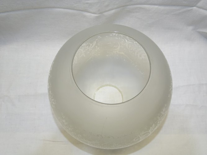 -JOLI ANCIEN GLOBE BOULE POUR LAMPE A PETROLE VERRE décor FLEURS & FEUILLAGES