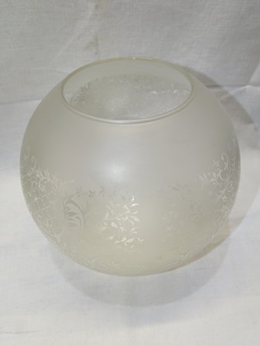-JOLI ANCIEN GLOBE BOULE POUR LAMPE A PETROLE VERRE décor FLEURS & FEUILLAGES