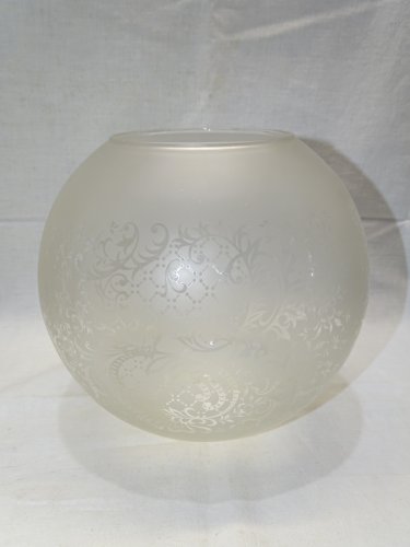 -JOLI ANCIEN GLOBE BOULE POUR LAMPE A PETROLE VERRE décor FLEURS & FEUILLAGES