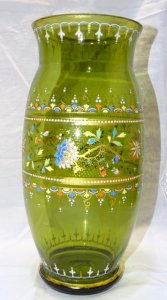 -JOLI ANCIEN GRAND VASE EN VERRE VERT Soufflé Emaillé FLEURS & MOTIFS COLORES  D