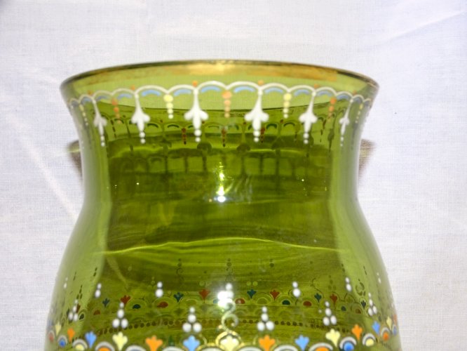 -JOLI ANCIEN GRAND VASE EN VERRE VERT Soufflé Emaillé FLEURS & MOTIFS COLORES  D