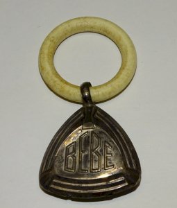 -JOLI ANCIEN HOCHET BEBE ARGENT Poinçon Crabe ANNEAU BAKELITE COLLECTION    D
