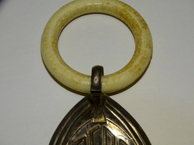 -JOLI ANCIEN HOCHET BEBE ARGENT Poinçon Crabe ANNEAU BAKELITE COLLECTION    D