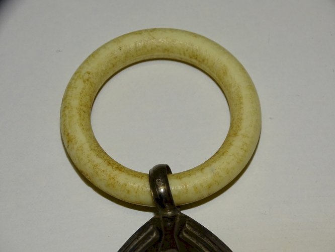 -JOLI ANCIEN HOCHET BEBE ARGENT Poinçon Crabe ANNEAU BAKELITE COLLECTION    D