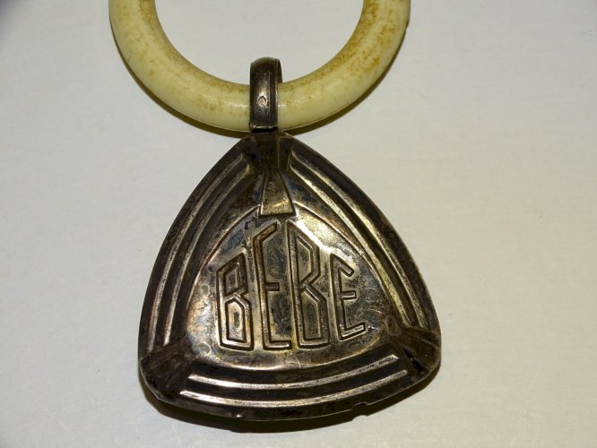 -JOLI ANCIEN HOCHET BEBE ARGENT Poinçon Crabe ANNEAU BAKELITE COLLECTION    D