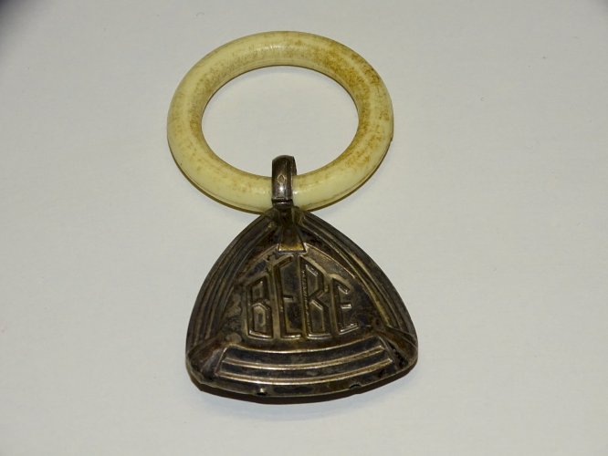 -JOLI ANCIEN HOCHET BEBE ARGENT Poinçon Crabe ANNEAU BAKELITE COLLECTION    D