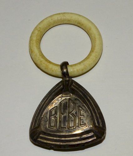 -JOLI ANCIEN HOCHET BEBE ARGENT Poinçon Crabe ANNEAU BAKELITE COLLECTION    D