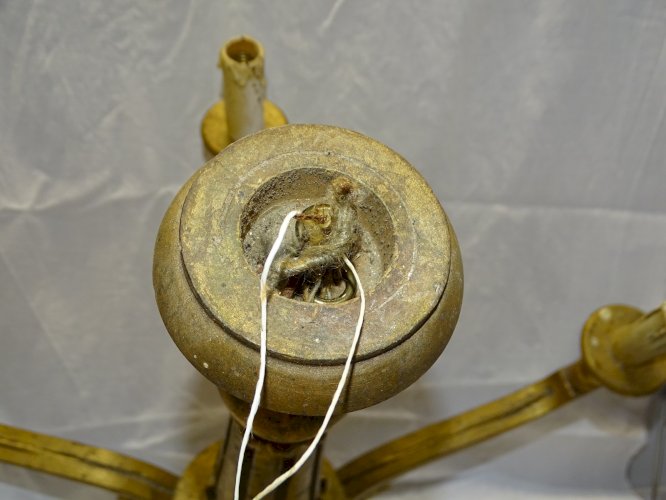-JOLI ANCIEN LUSTRE BOIS DORE 5 BRANCHES POUR AMPOULES A VISSER déco    D