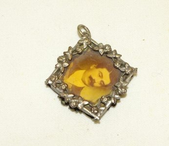 -JOLI ANCIEN PENDENTIF PORTE PHOTOS ARGENT DOUBLE FACE  GUIRLANDE de FLEURS   D