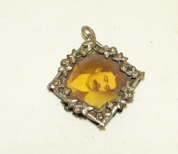 -JOLI ANCIEN PENDENTIF PORTE PHOTOS ARGENT DOUBLE FACE  GUIRLANDE de FLEURS   D