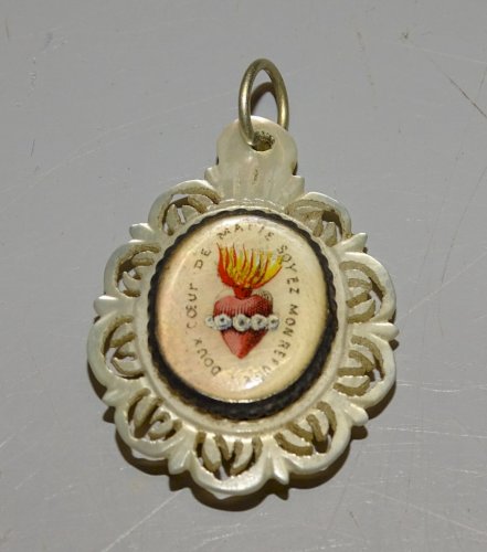 -JOLI ANCIEN PENDENTIF RELIGIEUX EN NACRE COEUR DE MARIE SOYEZ MON REFUGE