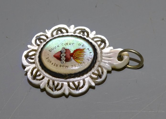 -JOLI ANCIEN PENDENTIF RELIGIEUX EN NACRE COEUR DE MARIE SOYEZ MON REFUGE