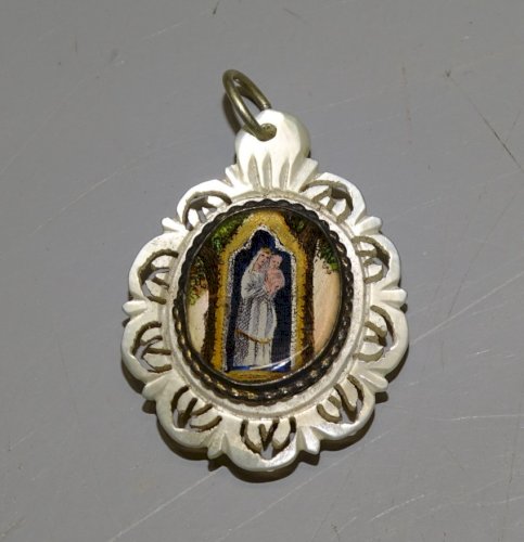 -JOLI ANCIEN PENDENTIF RELIGIEUX EN NACRE COEUR DE MARIE SOYEZ MON REFUGE