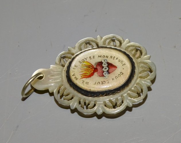 -JOLI ANCIEN PENDENTIF RELIGIEUX EN NACRE COEUR DE MARIE SOYEZ MON REFUGE