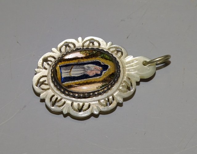 -JOLI ANCIEN PENDENTIF RELIGIEUX EN NACRE COEUR DE MARIE SOYEZ MON REFUGE