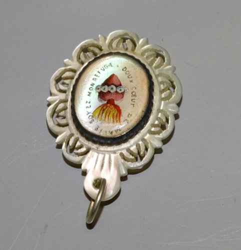 -JOLI ANCIEN PENDENTIF RELIGIEUX EN NACRE COEUR DE MARIE SOYEZ MON REFUGE