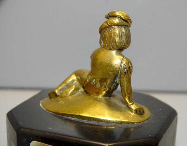 -JOLI ANCIEN PETIT BRONZE JEUNE PAGE SUR MARBRE NOIR étiquette LITTLE BOY BLUE D